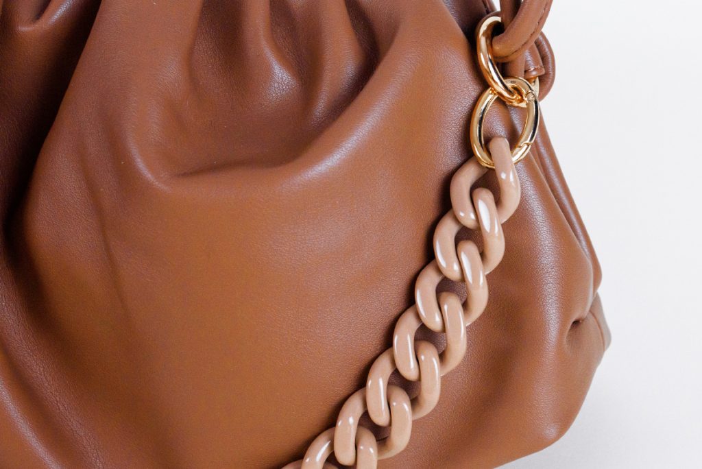 tendenze accessori: modernità vintage - borsa cammello con catena di Valter