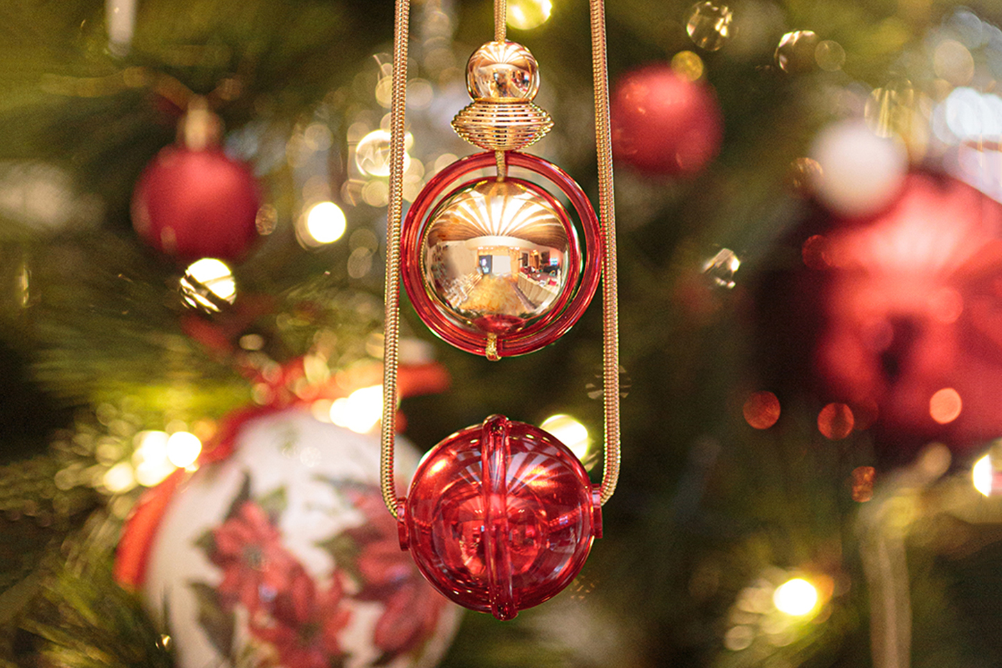 Dettaglio gioiello su albero di Natale